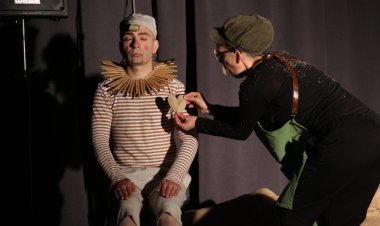 Pequeños y mayores han disfrutado del teatro infantil 'Pinocchio' en el salón de actos de la Casa de la Cultura.