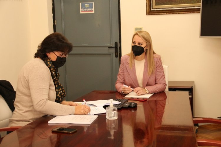 La diputada Magdalena S. Blesa visita el Ayuntamiento para explicar las enmiendas a los presupuestos regionales