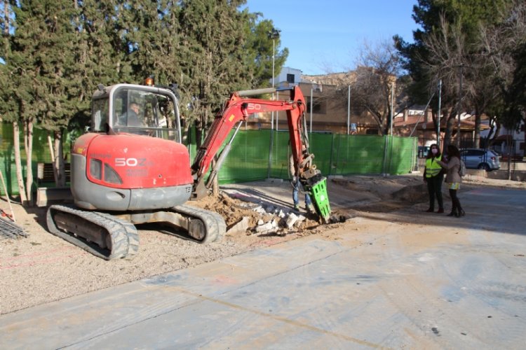 Comienzan los trabajos para cubrir una de las pistas del CEIP Ginés Díaz - San Cristóbal