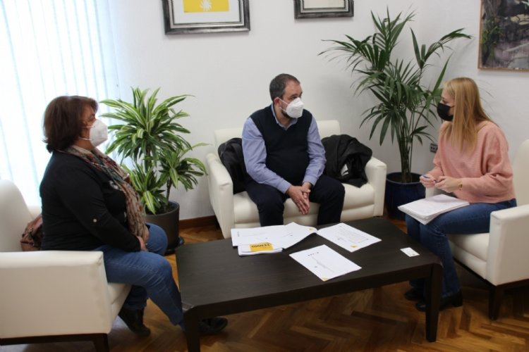 Correos se reúne con la Alcaldesa de Alhama para acercar sus servicios al municipio