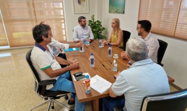 La alcaldesa de Alhama traslada al consejero de Medio Ambiente la necesidad de rehabilitar el antiguo sanatorio de Sierra Espuña