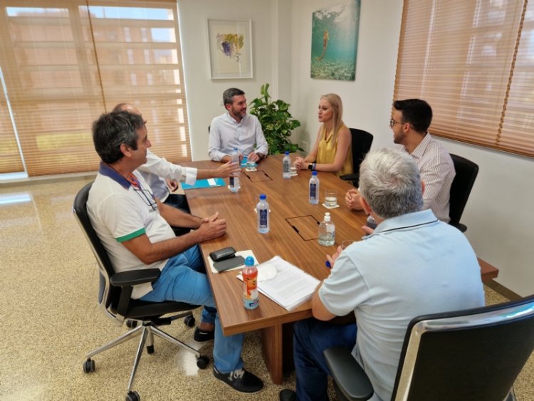 La alcaldesa de Alhama traslada al consejero de Medio Ambiente la necesidad de rehabilitar el antiguo sanatorio de Sierra Espuña
