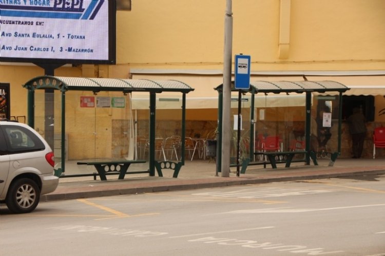 Traslado provisional de la parada de autobús con motivo del Vía Crucis