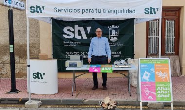 El servicio de recogida de residuos y limpieza viaria para el Ayuntamiento Alhama de Murcia AHA! ha vuelto hoy al mercado de la localidad para informar  sobre la recogida de muebles, enseres, voluminosos, pequeñas podas y escombros de obra.