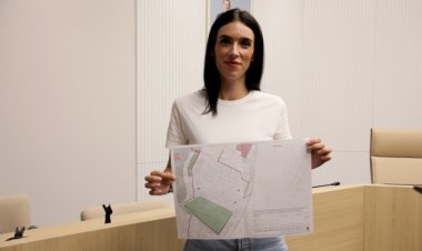 María Cánovas, alcaldesa de Alhama de Murcia, explica el estado de las obras de La Cubana y anuncia la puesta en funcionamiento del antiguo Parque de Tráfico como aparcamiento