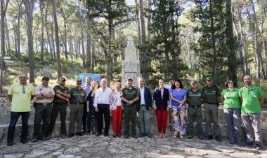 El Ayuntamiento de Alhama de Murcia celebra el centenario de Ricardo Codorníu con la restauración de su busto en Sierra Espuña