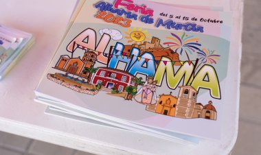 Esta mañana, en el mercado semanal, hemos establecido un punto de reparto de libros de la Feria de Alhama de Murcia