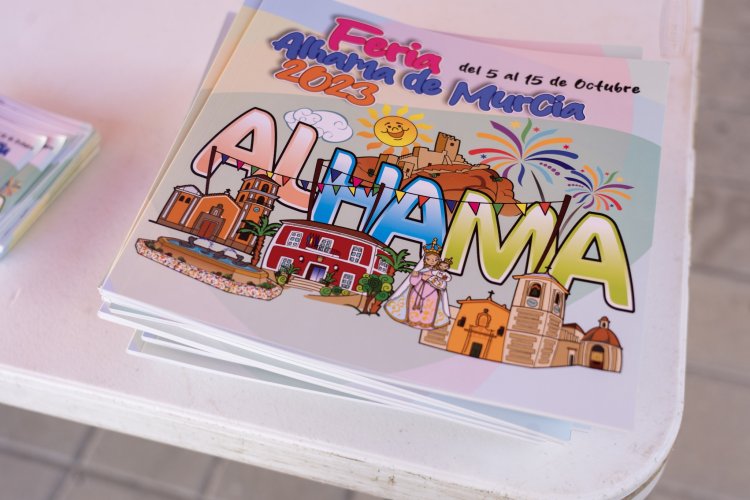 Esta mañana, en el mercado semanal, hemos establecido un punto de reparto de libros de la Feria de Alhama de Murcia