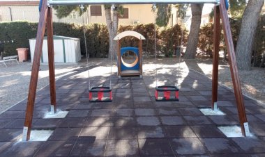 Los niños de la Escuela Infantil Gloria Fuertes disfrutan de los nuevos columpios y toboganes