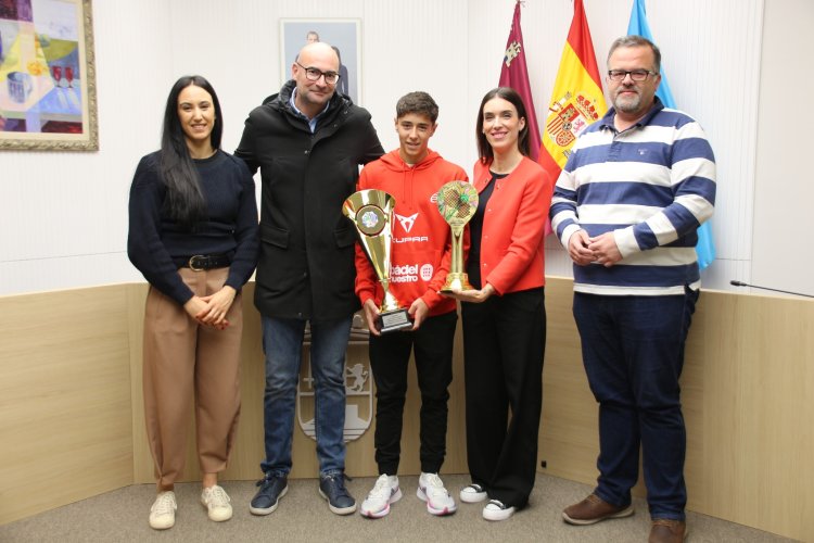 Recepción al campeón del mundo de pádel, Aaron García, y entrega de trofeo del Club de Pádel Alhama.