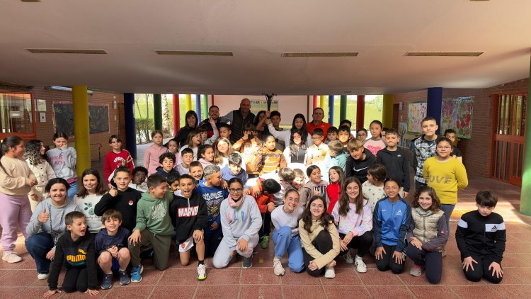 La VII Olimpiada Escolar ya está en marcha en nuestro municipio. Hoy la Antorcha Olímpica ha llegado al CEIP Antonio Machado.