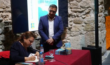 Con motivo de la celebración del Día Internacional del Libro 2024 , Mari Carmen Pérez presentó, en la tarde de ayer, su poemario "El sol en mi ventana".