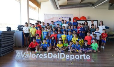 Los niños del campus de verano de Primafrio en Alhama de Murcia reciben la visita de Alejandro Valverde
