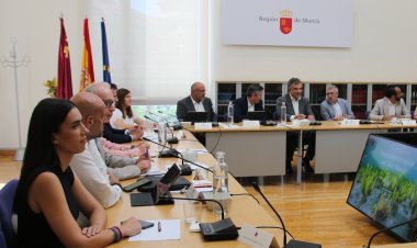 La alcaldesa de Alhama de Murcia asiste a la Comisión Interadministrativa del Mar Menor que constata una mejora de su estado ecológico
