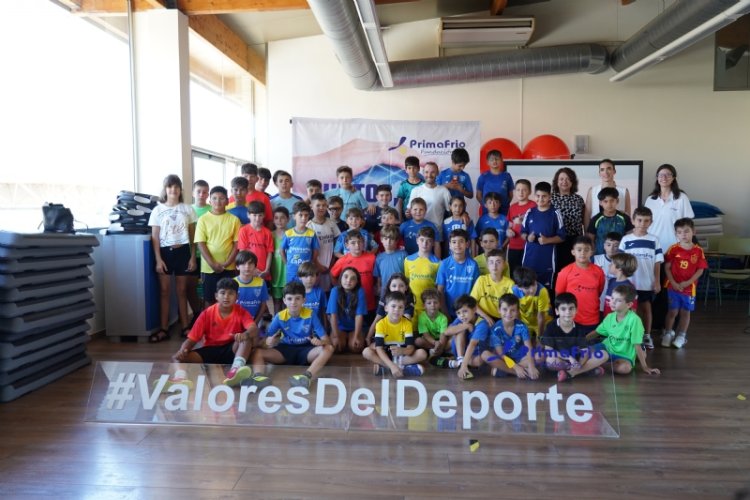 Los niños del campus de verano de Primafrio en Alhama de Murcia reciben la visita de Alejandro Valverde