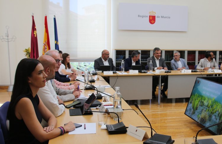 La alcaldesa de Alhama de Murcia asiste a la Comisión Interadministrativa del Mar Menor que constata una mejora de su estado ecológico