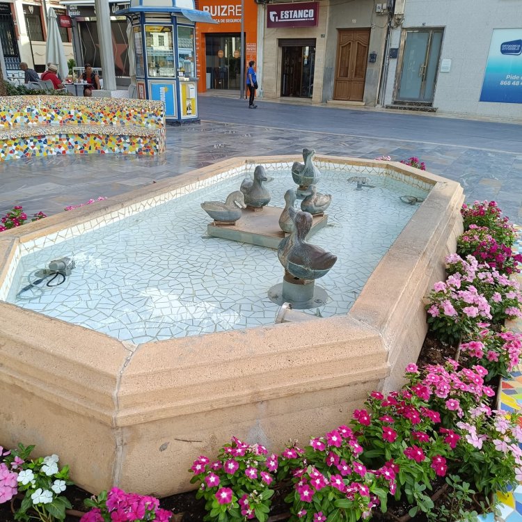 Desde el Ayuntamiento de Alhama de Murcia, informamos que se ha realizado la limpieza semanal de las fuentes del municipio, como la fuente ubicada en el Jardín de los Patos