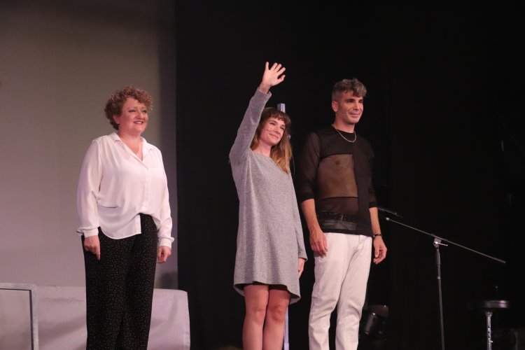 El pasado viernes, la actriz alhameña Jessica Cerón volvió a pisar las tablas del escenario que le vió nacer como artista en su pueblo natal,