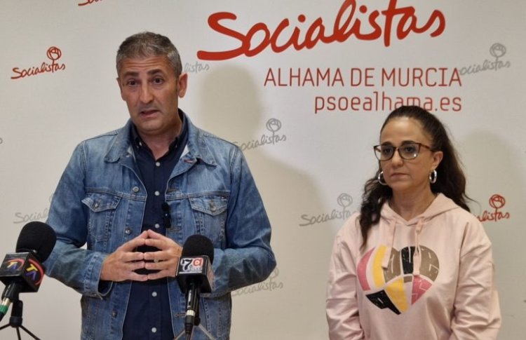 La alcaldesa del Partido Popular ha vuelto a mentir y además lo ha hecho de nuevo en la casa de todos los vecinos/as, como es el Ayuntamiento. El cuartel de la Guardia Civil de Alhama no se va a cerrar ni ha sufrido un recorte de efectivos