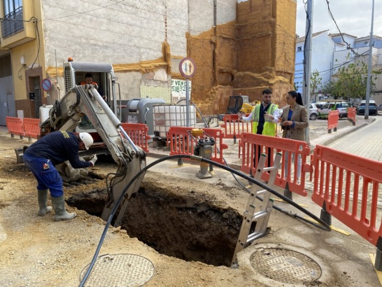 El Ayuntamiento de Alhama de Murcia supervisa el avance de las obras de renovación y saneamiento en la Rambla de San Roque