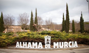 El Ayuntamiento de Alhama de Murcia instala nuevos rótulos en sus entradas principales