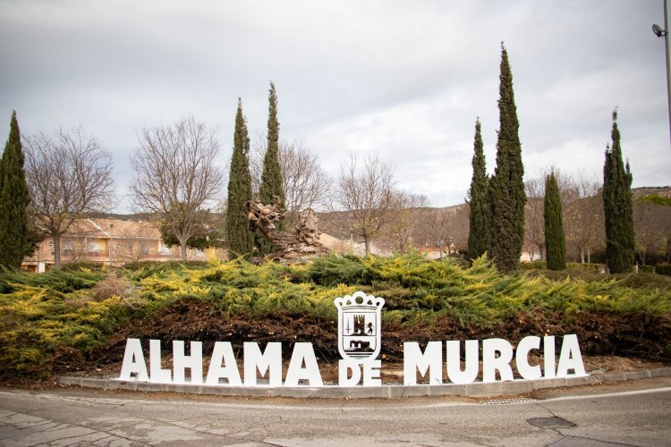 El Ayuntamiento de Alhama de Murcia instala nuevos rótulos en sus entradas principales