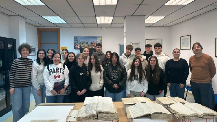 Los alumnos de Bachillerato del IES Valle de Leiva visitan el Archivo Municipal