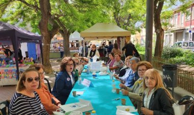 Encajeras de Alhama comparten tradición en el Encuentro de Bolillos de Almansa