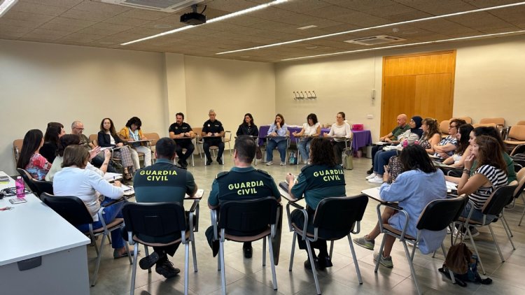 Instituciones y entidades sociales de Alhama de Murcia analizan nuevas medidas contra la violencia de género