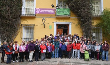Alhama de Murcia reafirma su compromiso con la igualdad con la lectura del manifiesto del 8 de marzo junto a comunidad educativa y tejido asociativo