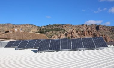 Alhama adjudica la instalación de placas solares en instalaciones deportivas y centros educativos
