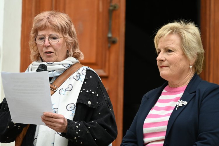 Alhama de Murcia conmemora el #8M con la inauguración de “Mujeres con Historia 2026” y la Marcha Solidaria celebrada esta mañana en la Plaza de las Américas.