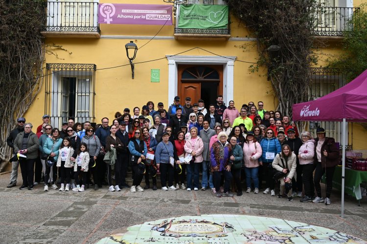 Alhama de Murcia conmemora el #8M con la inauguración de “Mujeres con Historia 2026” y la Marcha Solidaria celebrada esta mañana en la Plaza de las Américas.