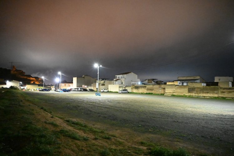 El Ayuntamiento mejora la iluminación del aparcamiento disuasorio de Los Secanos, junto a Calle El Molino