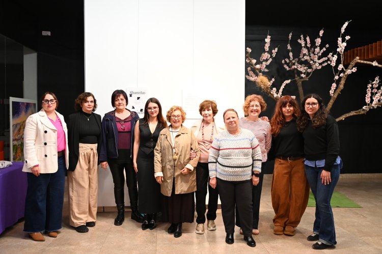La exposición fotográfica Alhameñas que sostienen, de Mavi Vicente, forma parte de la programación organizada con motivo del 8 de marzo, Día Internacional de la Mujer.
