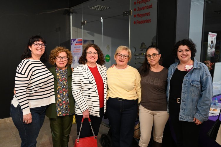 La exposición fotográfica Alhameñas que sostienen, de Mavi Vicente, forma parte de la programación organizada con motivo del 8 de marzo, Día Internacional de la Mujer.