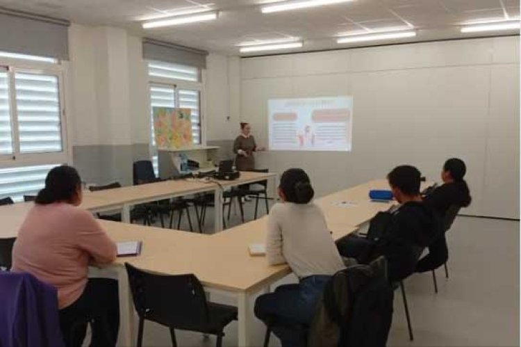 La Escuela de Familias volvió a reunirnos en Alhama de Murcia para seguir aprendiendo juntos y fortaleciendo la convivencia en nuestros hogares.