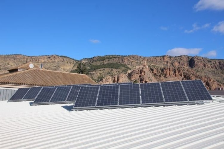 Alhama adjudica la instalación de placas solares en instalaciones deportivas y centros educativos