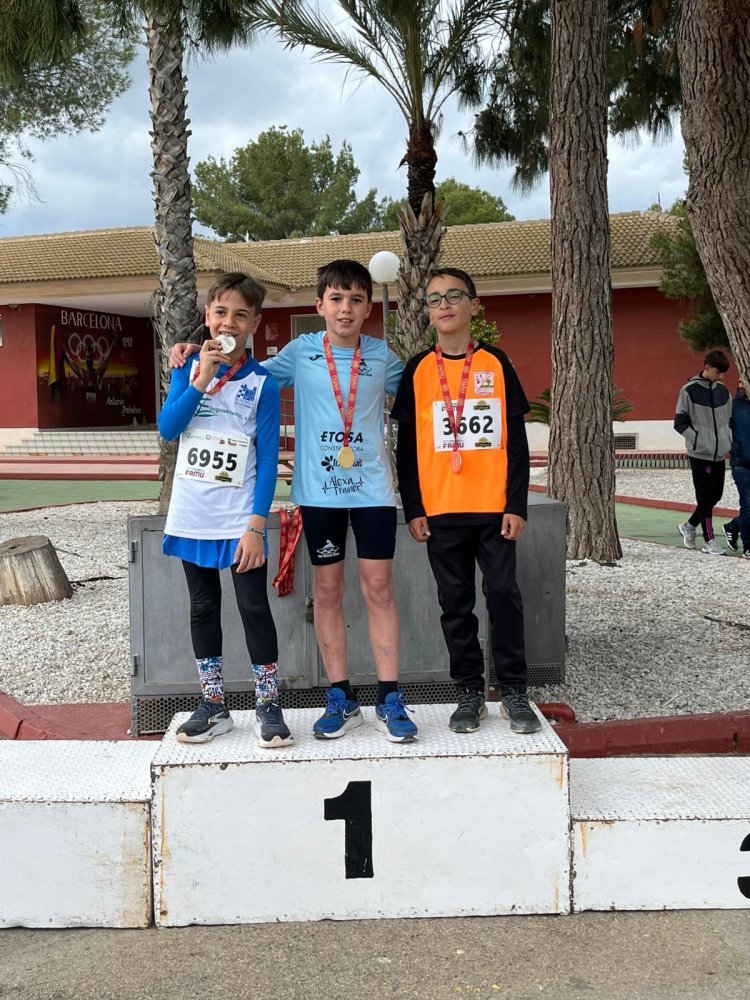 Lluvia de medallas para los atletas del Club Atletismo Alhama en el Regional de Categorías Menores