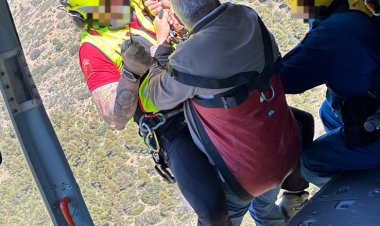 Bomberos del Consorcio han rescatado a un senderista accidentado en una zona situada detrás de las Paredes de Leiva, Alhama de Murcia.